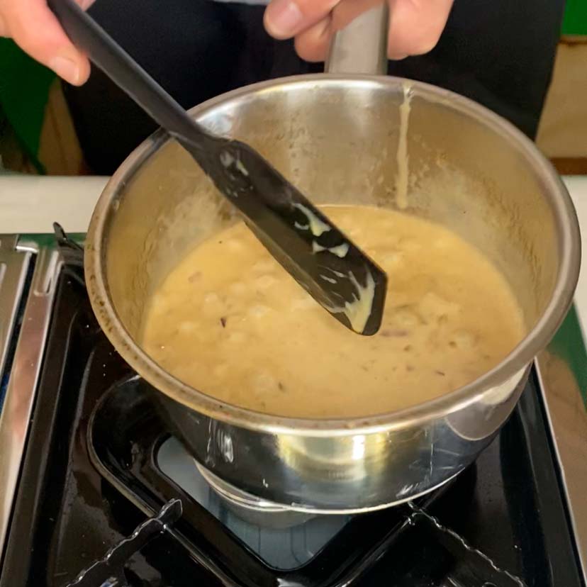 una olla con salsa de boletus ya terminada