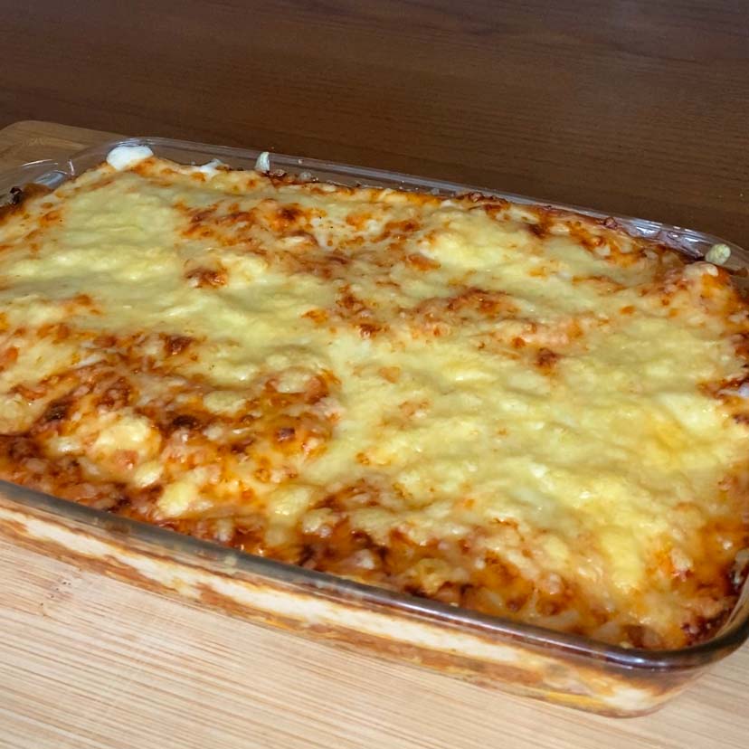 una bandeja con una lasaña boloñesa ya terminada y gratinada