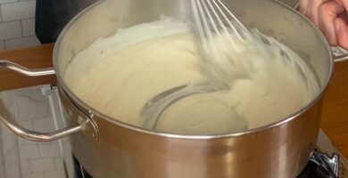 una olla de salsa bechamel recién hecha