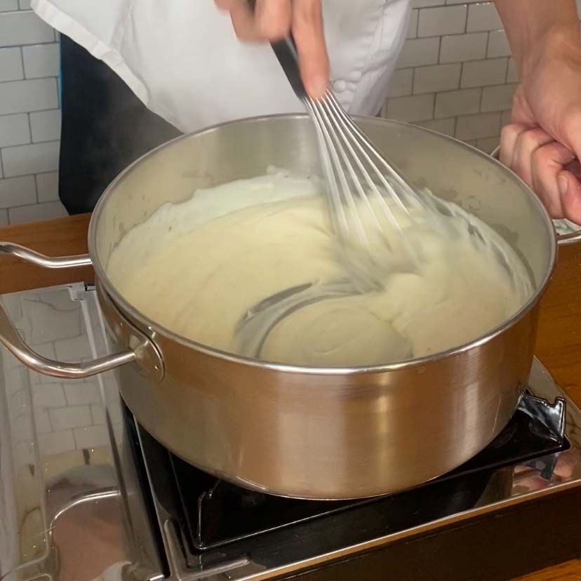 una olla de salsa bechamel recién hecha