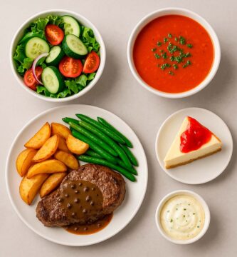 un menú completo y delicioso, compuesto de: una ensalada, un gazpacho, un solomillo de ternera con patatas gajo y judías verdes con salsa tártara para untar