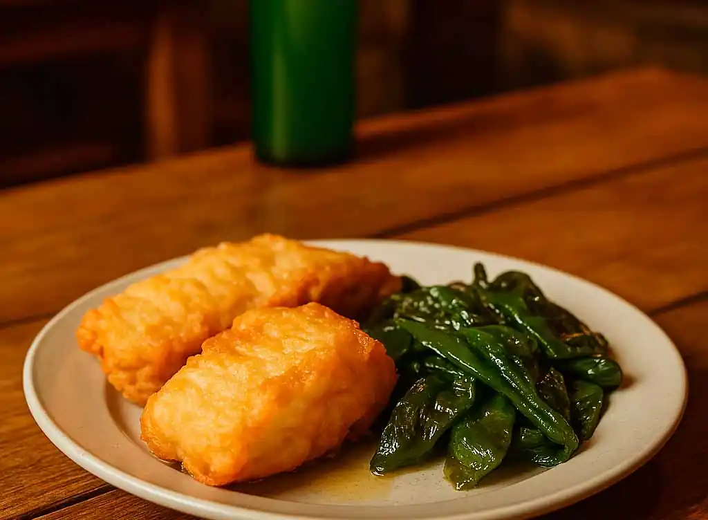 la sugerencia de presentación de la receta de bacalao frito con pimientos verdes