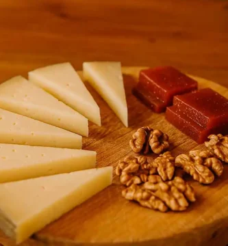 una sugerencia de presentación de la receta de dulce de membrillo que forma parte de un menú de sidrería