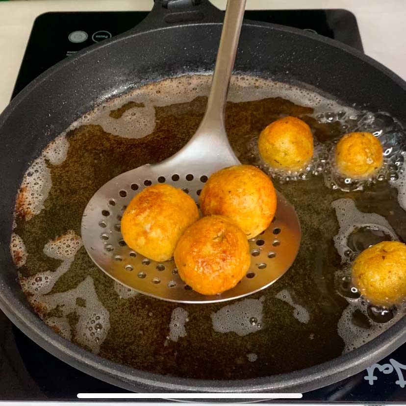 unos huevos tontos saliendo de la sartén, recién fritos
