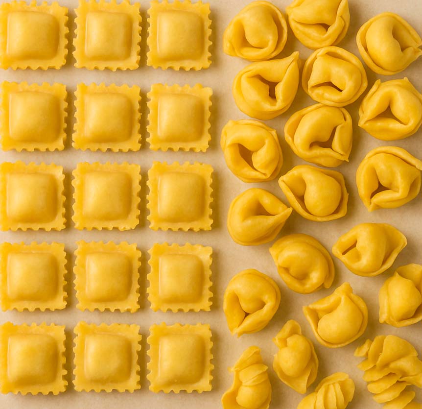 un monton de pasta raviolis, tortellini, cappelletti, listos para acompañarlos de salsas para pasta